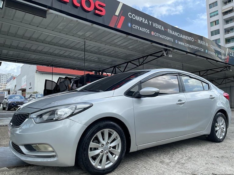 SE VENDE KIA CERATO 2015 SEMIFULL