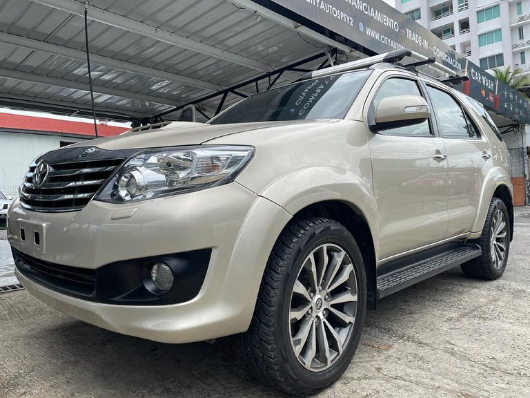 SE VENDE TOYOTA FORTUNER 2015 4X4 SEMIFULL