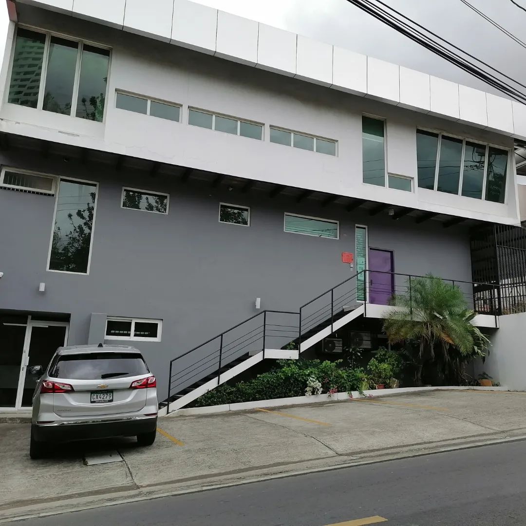 Se alquila galera con oficinas y Paneles solares